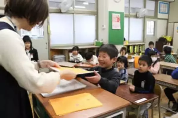 さあ冬休み Xマスや正月楽しみ　岡山県内小中学校で終業式　