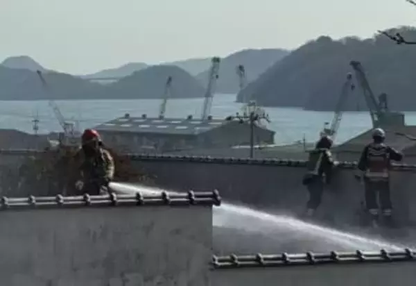 美術館の庭焼く　備前