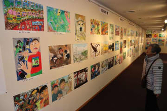 風景や思い出 生き生きと表現　岡山県児童生徒絵画展開幕