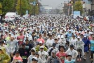【速報】おかやまマラソン号砲　雨の中1．6万人が疾走