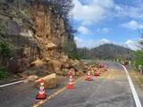 「大規模落石で岡山市が通行止め　 山林火災で被害の県道長谷小串線」の画像1