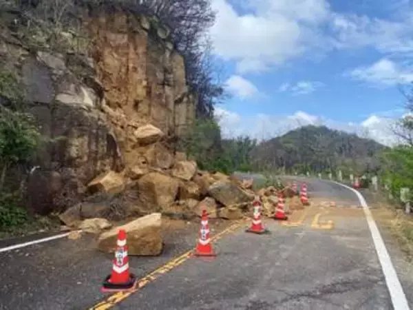 大規模落石で岡山市が通行止め　 山林火災で被害の県道長谷小串線