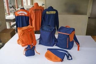 消防服からリュックサックなど開発　倉敷市の企業 児童生徒らと