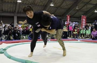 力自慢の女性31人 熱い一番披露　鏡野・上斎原で奉納相撲