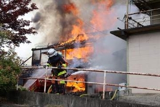 岡山・鏡野町で火災 母屋と倉庫計3棟全焼　住民の男性が腕にやけど