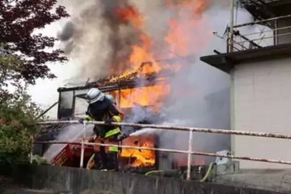 岡山・鏡野町で火災 母屋と倉庫計3棟全焼　住民の男性が腕にやけど