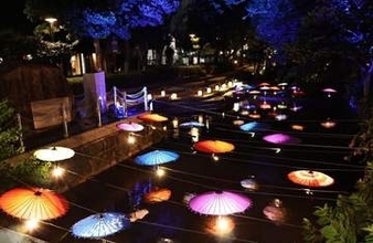 和傘や花 華やかにライトアップ　西川夏あかり 24日開幕