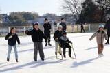 「家族連れ、友人グループ初滑り満喫　アイスランド津山オープン」の画像1