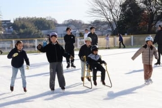 家族連れ、友人グループ初滑り満喫　アイスランド津山オープン