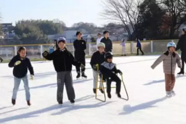 家族連れ、友人グループ初滑り満喫　アイスランド津山オープン