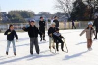 家族連れ、友人グループ初滑り満喫　アイスランド津山オープン