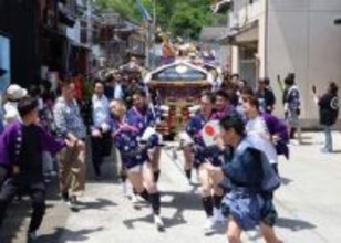 笠岡・真鍋島で「走り神輿」　3基が疾走、沿道から大きな歓声