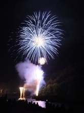 夜空に大輪咲く 仕掛け花火、見物客ら魅了　高梁市成羽町「成羽愛宕大花火」