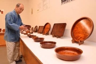 木目、光沢の美 鶴山漆器150点 アルネで小椋さん作品展