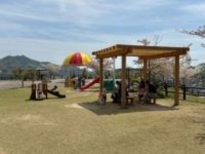 インクルーシブ遊具で遊んで　里庄町 つばきの丘運動公園に整備