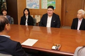 10月開催の大相撲岡山場所PR　武隈親方 岡山市長表敬訪問　