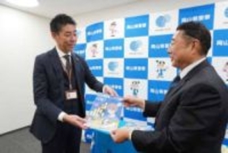 特殊詐欺未然防止に役立てて　富国生命支社、岡山県警に啓発品寄贈