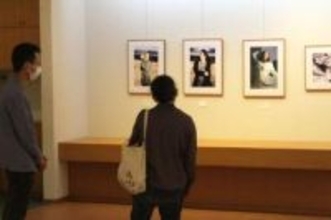 ポートレート作品を37点を展示　磯崎光写真展、笠岡・ワコーミュージアム
