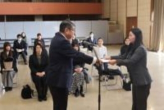 最優秀に上道中、三勲小　岡山市 PTA新聞コンクール表彰式