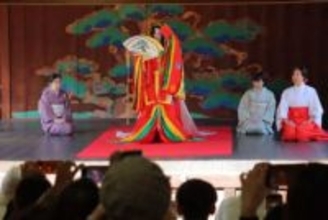 後楽園で「春のおもてなし」3日まで　十二単きれい ひな飾り展示も