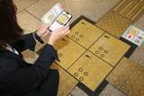 「しゃべる点字ブロック 　スマホかざすと道案内　岡山市役所に県内初設置」の画像1