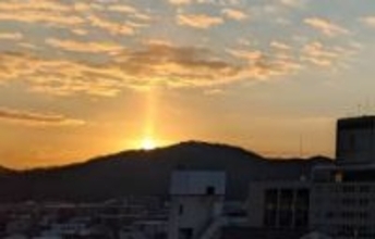 幻想的な光放つ太陽柱出現　岡山市の洲崎さん、自宅上空で撮影