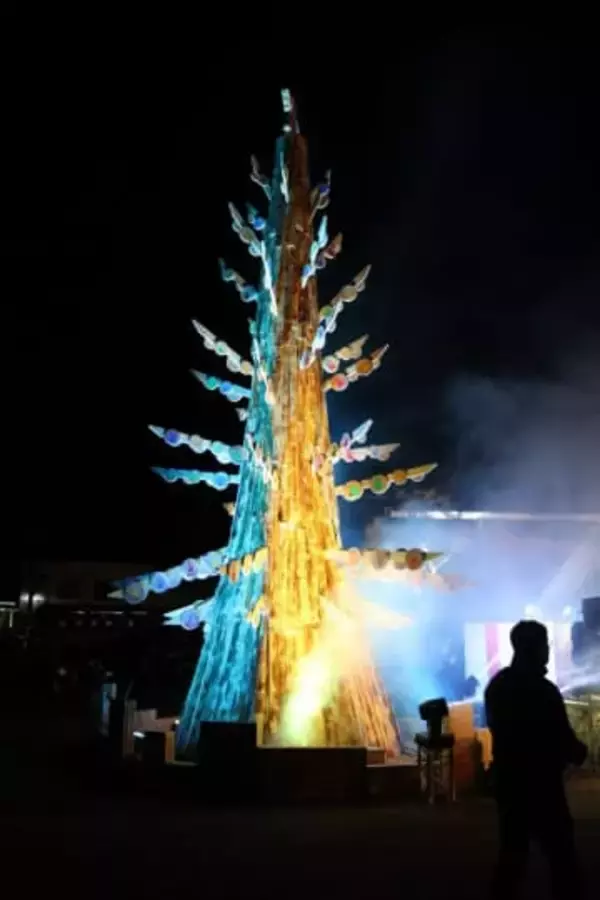 華やかな10メートルの巨大ツリー　真庭・あぐりガーデンにお目見え