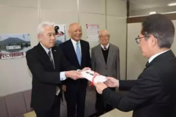 子どもたちにプロ野球観戦を　玉野RC、市教委へオープン戦券寄贈