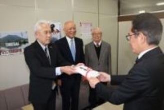 子どもたちにプロ野球観戦を　玉野RC、市教委へオープン戦券寄贈