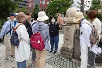 戦争の愚かさかみしめる　岡山市中心部で空襲の爪痕巡る　　市民グループが被災者の手記を交えて解説