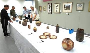 歳末助け合い美術展 29日開幕　備前焼や書など善意の460点、会場準備整う
