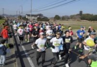 1.3万人 春の陽気に包まれ力走 そうじゃ吉備路マラソン　