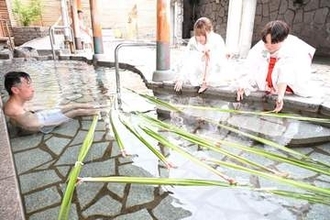 美作・湯郷温泉街でしょうぶ湯　爽やかな香りに癒やされて