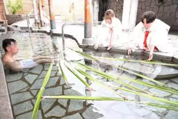 美作・湯郷温泉街でしょうぶ湯　爽やかな香りに癒やされて