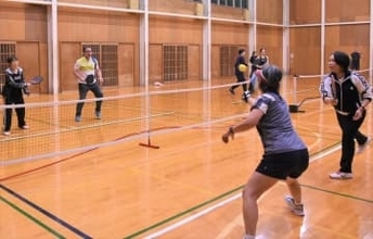 ピックルボール発祥の地・米国から旅行中の元チャンピオンら 国内先進地・津山市でプレーヤーと交流