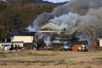 奈義町滝本で母屋など3棟を全焼　けが人なし