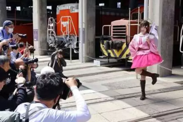 津山線観光列車でコスプレ撮影イベント　岡山県内外の40人 キャラ衣装で楽しむ