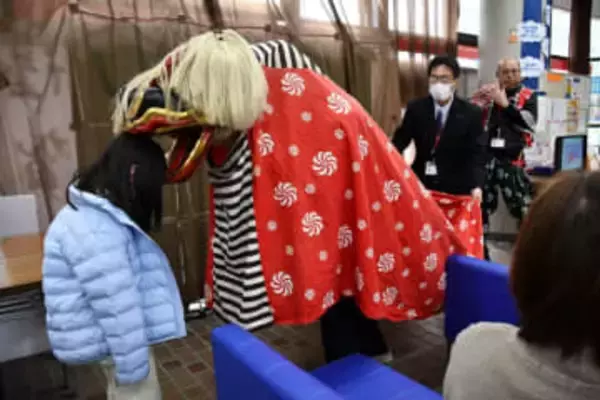 新年を伝統芸能で明るく　新見市内3郵便局で獅子舞披露