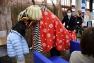 新年を伝統芸能で明るく　新見市内3郵便局で獅子舞披露