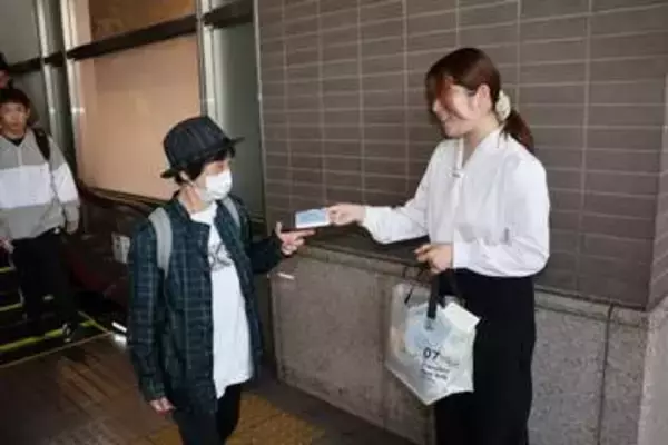 新聞の購読を 春の週間　県支部公正取引協が岡山駅で街頭活動