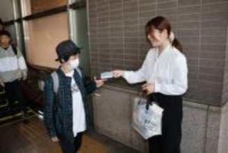 新聞の購読を 春の週間　県支部公正取引協が岡山駅で街頭活動