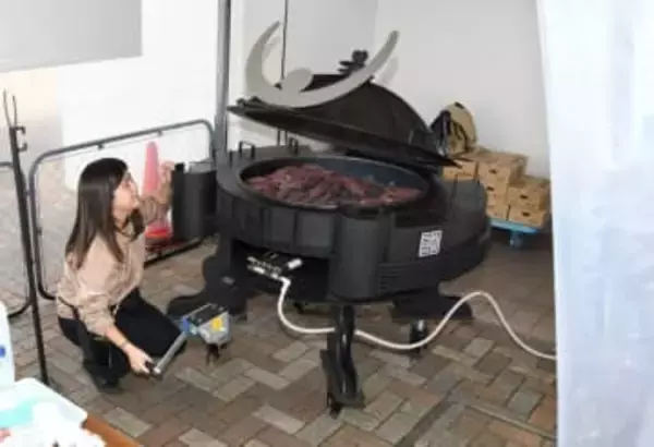 “秀家のかぶと”の大釜で焼き芋　岡山・サウスヴィレッジで27日から販売