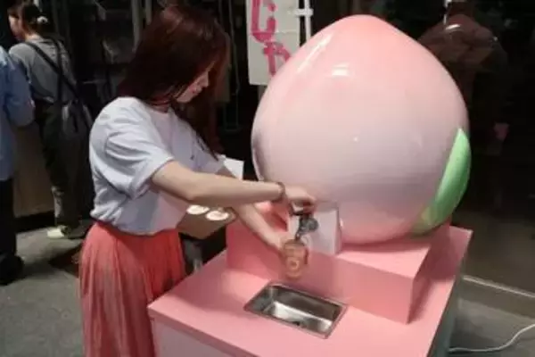 蛇口ひねれば岡山県産白桃ジュース　桃形タンク「ももじゃ」 表町商店街に登場