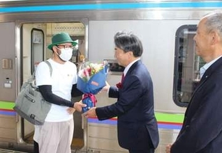 井原線利用2900万人突破　井原・西山さん親子に総社駅で認定証