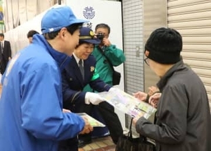 犯罪や事故への注意呼びかけ　歳末特別警戒の合同パトロール 岡山県や県警