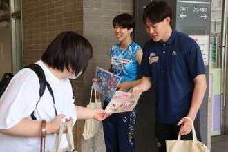 若者らに献血への協力呼びかけ　シーガルズとトライフープの選手が岡山駅で街頭啓発　県推進協の運動期間スタート