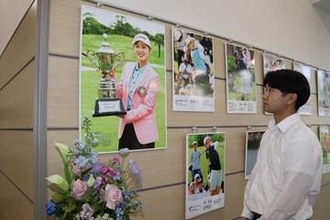 山陽新聞レディース パネル展始まる　トマト銀本店、歴代出場選手の写真並ぶ