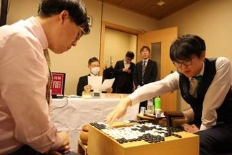 囲碁・碁聖戦　佐田七段、井山碁聖に先勝　岡山出身のタイトル戦で初勝利　