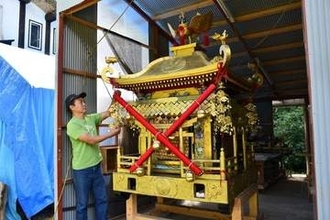 金色のみこし、輝き再び　木工芸家・垣上さん修復　15日の新見・船川八幡宮武器行列でお披露目