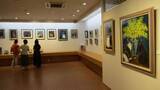 「笠岡出身の画家村井さん17年ぶり個展　猫と宇宙が織りなす70点」の画像1